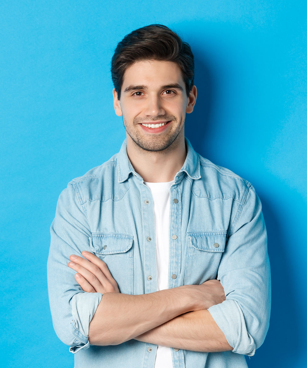 handsome-guy-in-casual-clothes-standing-with-arms-HWSQN2E